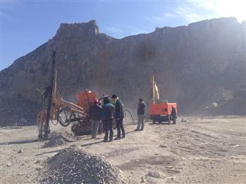 信然柴油移動空壓機(jī)在鄭州滎陽某山上施工（開采礦石）