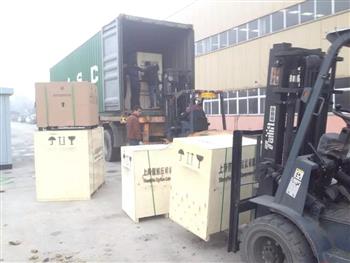 信然螺桿式空壓機發(fā)運，2臺叉車同時裝集裝箱